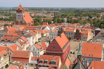 Fototapeta na wymiar Hanseatisches Kleinod; Blick vom Greifswalder Dom auf Markt mit Rathaus und Marienkirche