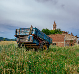 Fototapeta premium Carro antiguo en un pueblo del norte de España, con la iglesia al fondo