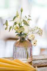 Blumenvase auf Tisch bei Hochzeit - 616084419