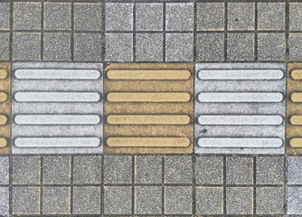 日本の歩道の白と黄色の点字ブロック