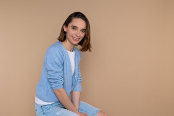 Obraz premium Confident attractive woman in casual clothing looking at camera