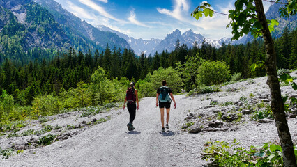Zwei Wanderinnen unterwegs im Wimbachtal bei Ramsau im Naturpark Berchtesgaden
