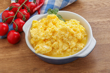 Scrambledd egg in the bowl