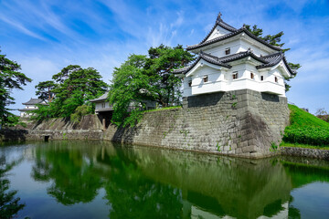 晴れ渡った朝の新発田城（新潟県新発田市）
