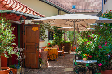 Restaurant in einem typischen Winzerhof in der historischen Theresienstraße. Rhodt unter Rietburg...