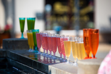 Getränke stehen zur Erfrischung in einer Reihe bereit für die Gäste