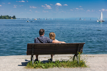 Paar genießt die Aussicht auf den Bodensee; Konstanz; Deutschland 