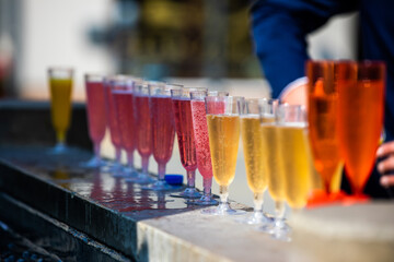 Getränke bunte Gläser stehen zur Erfrischung in einer Reihe bereit für die Gäste