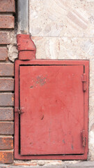 Puerta metálica roja de pequeña caja