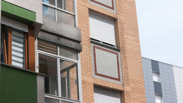 Ventanas en fachadas de edificios residenciales