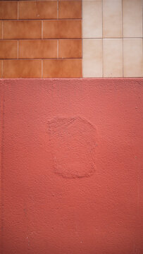Pegote en muro de baldosa y pintura