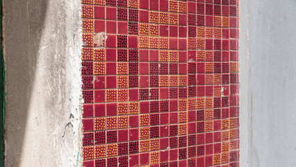 Pared de azulejos pequeños rojos en cuadrícula