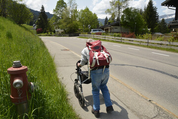 frau mit rollator unterwegs