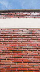Pared de ladrillo rojo en edificio antiguo