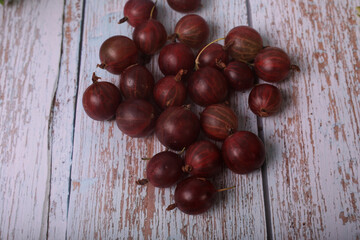 Obraz premium red currants on a wooden background