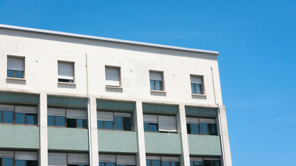 Ventanas en edificio grande antiguo en ciudad