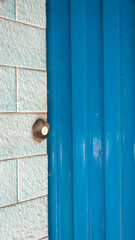 Timbre rustico en puerta azul 