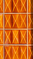 Pared de baldosas con motivo gráfico en x