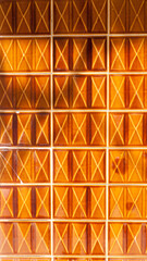 Pared de baldosas con motivo gráfico en x
