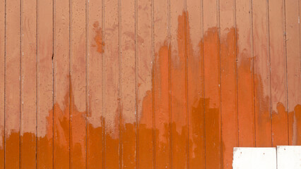 Puerta de madera pintada de marrón de forma irregular