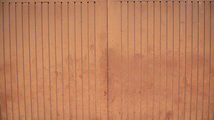 Puerta de madera pintada de marrón de forma irregular - obrazy, fototapety, plakaty