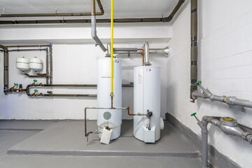 Zwei Warmwassergasboiler in einem Hausanschlussraum