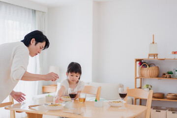 娘と仲良くご飯を食べるパパ