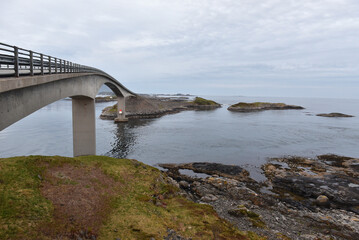 Atlantikstraße in den Schären von Norwegen 