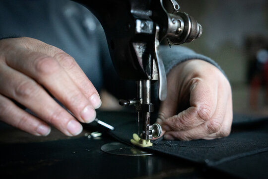 cosiendo en una maquina de coser antigua 