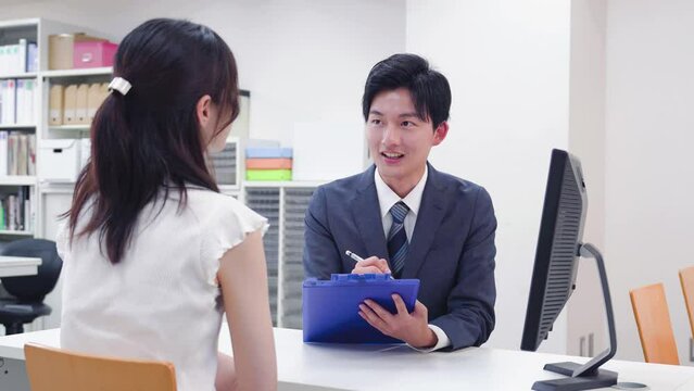 窓口で相談をする女性