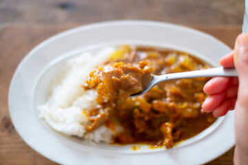 カレーライスを食べる