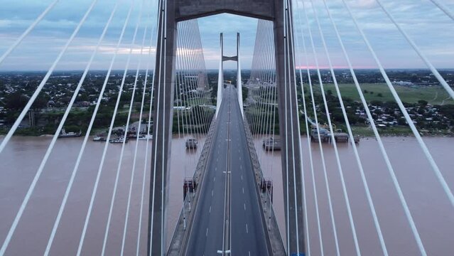 Puente Rosario Victoria, Rio Paran&aacute;, Argentina, Dron volando dentro del puente