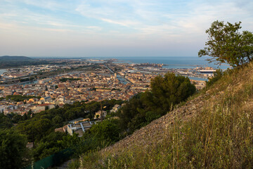 Fototapeta na wymiar Ville de Sète et son port au coucher du soleil depuis le Mont Saint-Clair