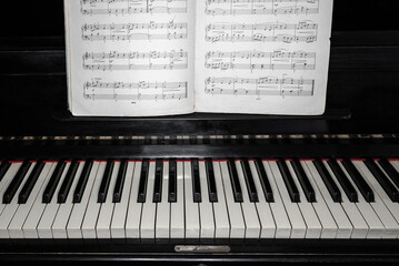 front view of an open piano with open notes