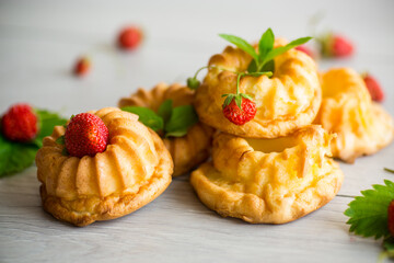Cooked sweet curd cupcakes with fresh strawberries and mint