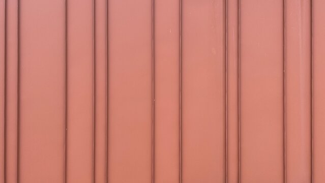 煉瓦色の波板トタンの外壁