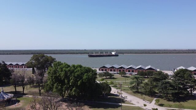 Dron volando sobre el rio parana, barco. Rosario, argentina