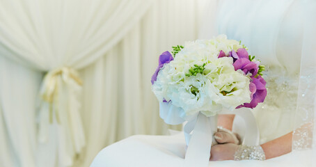 bride holding a bouquet of flowers