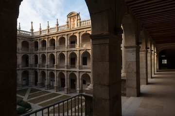 Patio interior de la vieja universidad en Alcalá de Henares, Madrid, España.