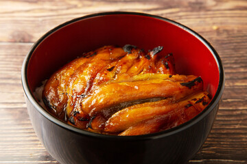 ウナギに似せた茄子の蒲焼丼