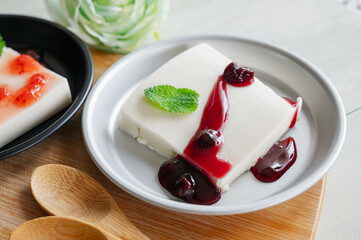 牛乳プリンのブルーベリーソースがけ