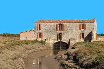 Fototapeta na wymiar Charente-Maritime - Saint-Just-Luzac - vue sur l'Ancien moulin à marée et le ruisseau d'eau salée 