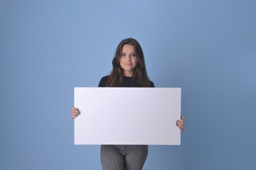 jovem mulher de negócios segurando cartaz em branco para anúncio ou promoção 