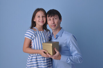 filha entregando presente para o pai, um feliz dia dos pais cheio de amor, promoção especial dia...