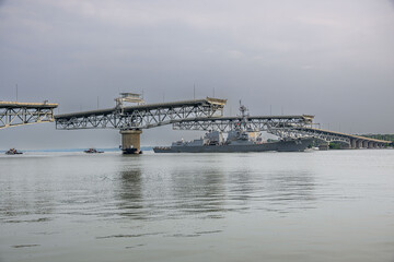 USS Nitze, DDG 94 passing under the Coleman Bridge