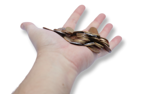 Mão de pessoa com moedas.