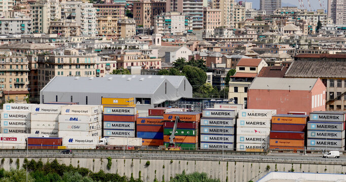 Container storage in an urban area of ​​the Italian port city of Genoa. In the picture, containers Maersk, Uasc, Hapag-Lioyd, Seaco and Yang Ming. 