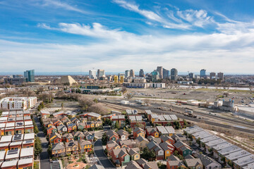 Obraz premium The city of Sacramento skyline with colorful buildings in the foreground and tower bridge seen in the distance