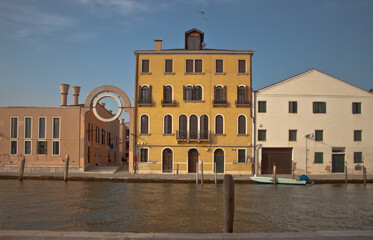 Naklejka premium minimalistic facade in Venice, Italy