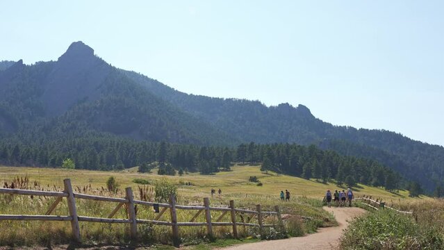 group of hiker walking along the path of flatiron trail 